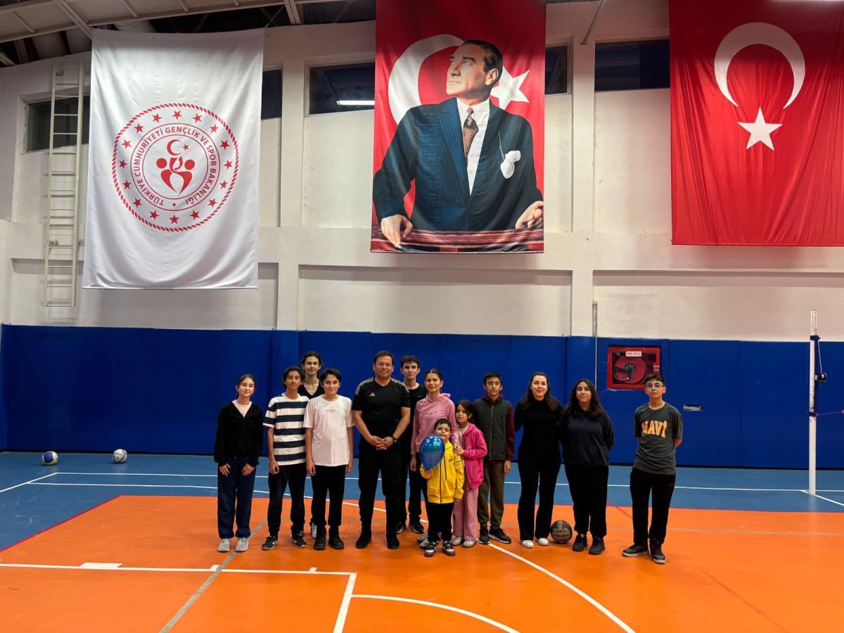 Sındırgı Belediye Başkanı Serkan Sak, Sosyal Etkinlik Merkezi’nde eğitim gören