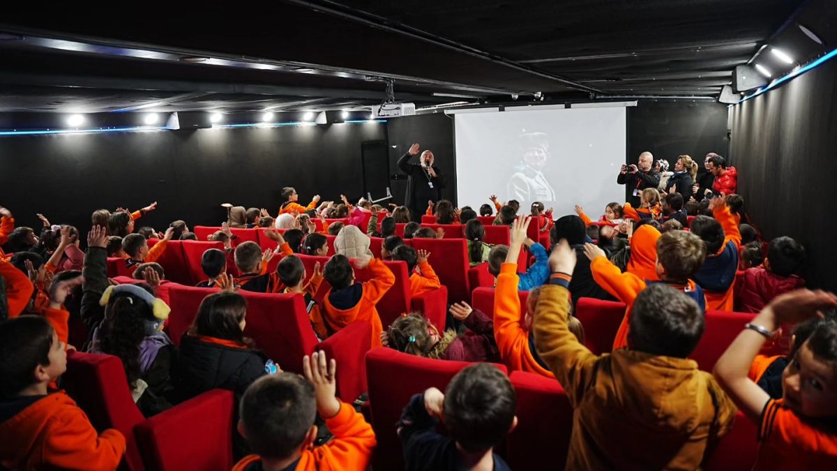 Deprem Bölgesi Sındırgı’da Sinema Coşkusu 593554285 25470073315963978 8395013504371448125 n - Marmara Bölge Gazetesi