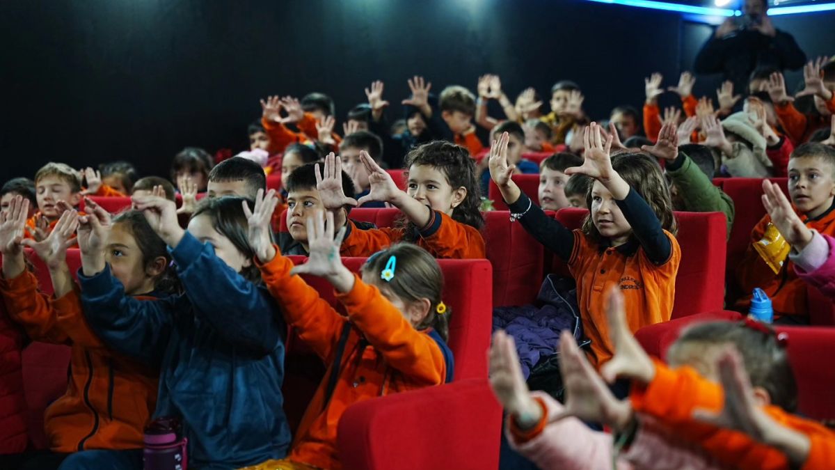 Deprem Bölgesi Sındırgı’da Sinema Coşkusu 593597416 25470073345963975 5959300034259201671 n - Marmara Bölge Gazetesi