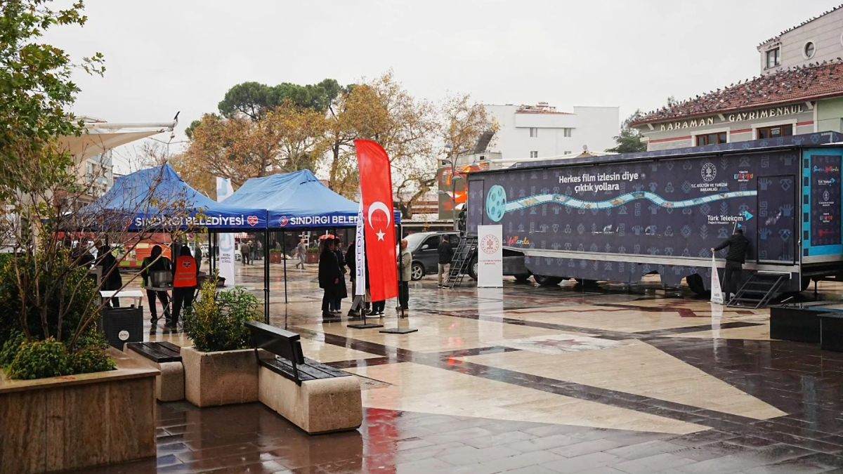 Sındırgı Belediyesi’nin iş birliğiyle ilçeye gelen Gezen Sinema Tırı, iki