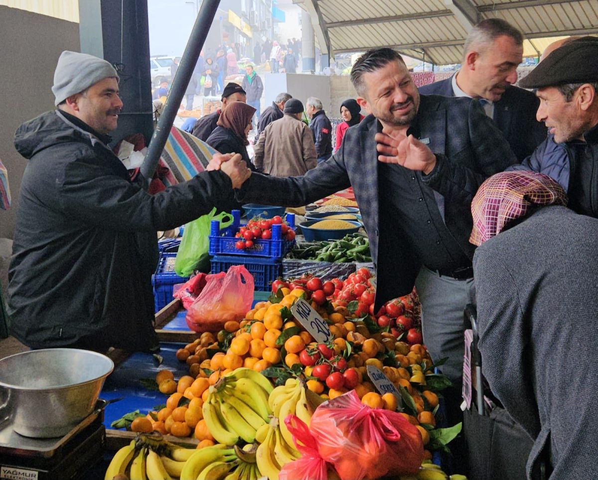 Balıkesir İl Başkanı Mehmet Aydemir, gönül yolculuğu kapsamında Balya pazarında