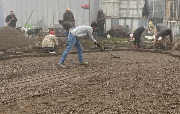 Bigadiç Sanayi Sitesi’nde başlatılan parke taşı döşeme çalışmaları tüm hızıyla