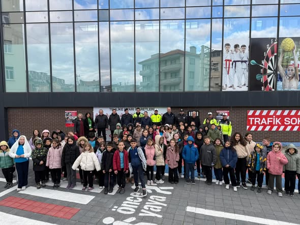Bigadiç Trafik Sokağı’nda, İlçe Emniyet Müdürlüğü ve İlçe Jandarma Komutanlığı’na