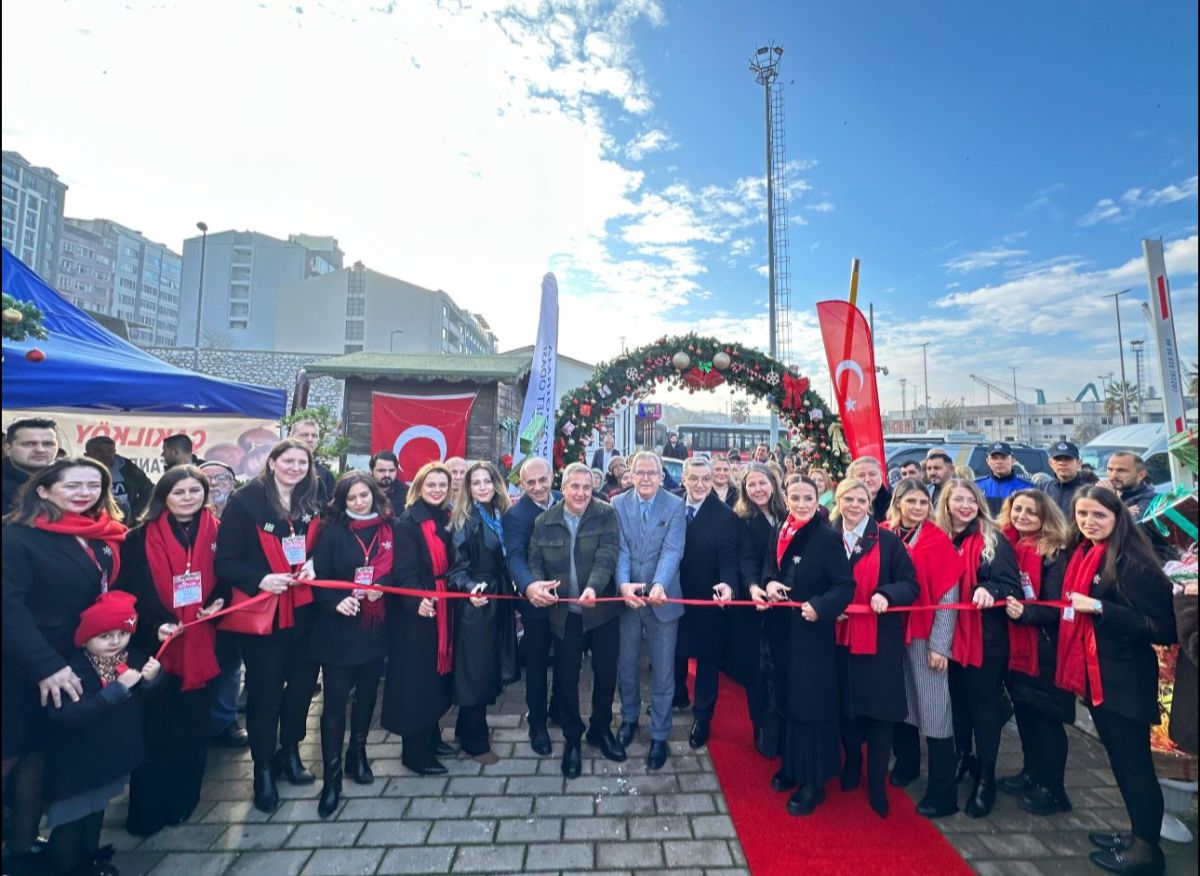 Bandırma’ya Yılbaşı Pazarı Açıldı 597631617 1410235067125509 7651939819525689292 n - Marmara Bölge Gazetesi