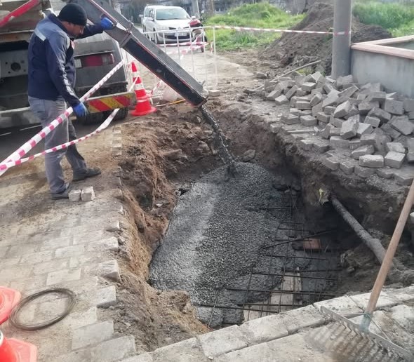 Bigadiç’te tespit edilen yol göçüğü, belediye ekiplerinin hızlı çalışmasıyla kısa