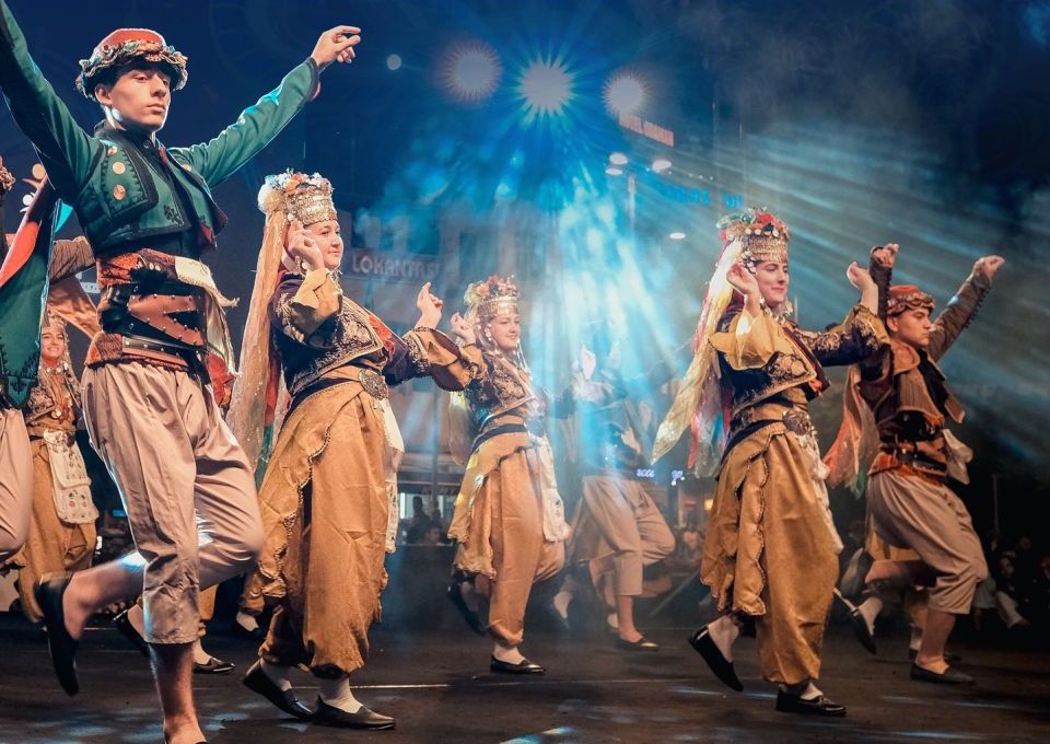 Bandırma Belediyesi, geleneksel kültürel mirası yaşatmak amacıyla Harmandalı kursu açıyor.