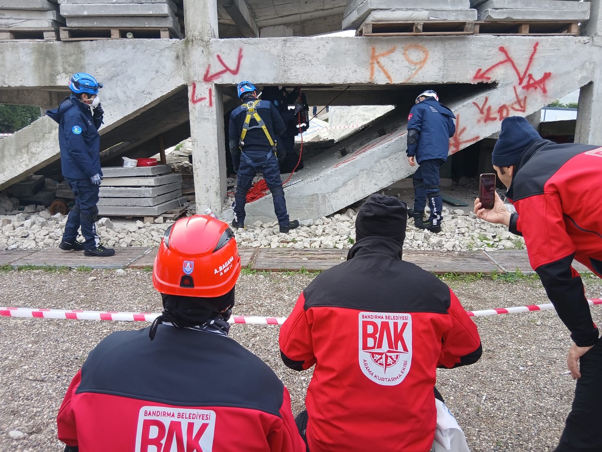 Bandırma Belediyesi bünyesinde kurulan Arama Kurtarma Ekibi, akreditasyon sürecinin önemli