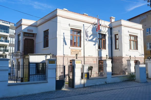 Burhaniye Belediyesi, ilçenin tarihine, kültürel mirasına ve ortak hafızasına sahip