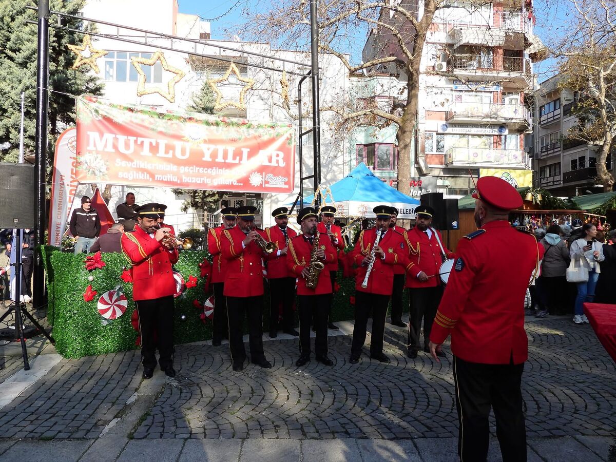 Erdek’te Yılbaşı Pazarı Açıldı 600313648 1501301815371897 7756869284088844107 n - Marmara Bölge Gazetesi