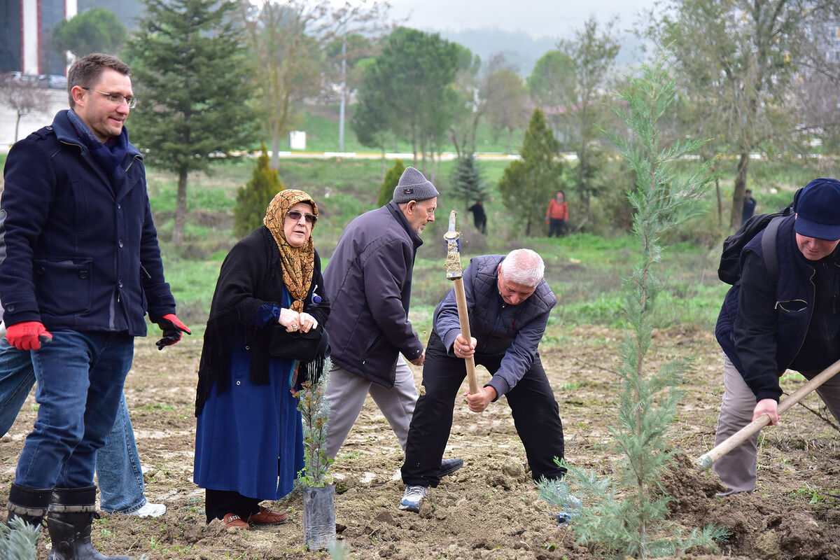 Balıkesir Üniversitesi bünyesinde düzenlenen “Kuşaklar Arası Yeşeren Bağlar: Lavanta Dikimi