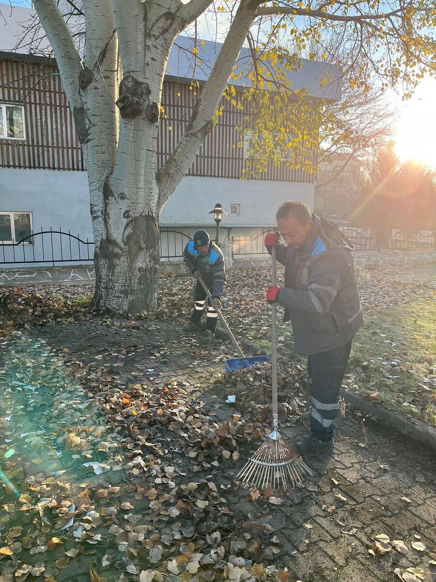 Park ve bahçelerde yürütülen bakım, onarım ve peyzaj çalışmalarıyla Dursunbey