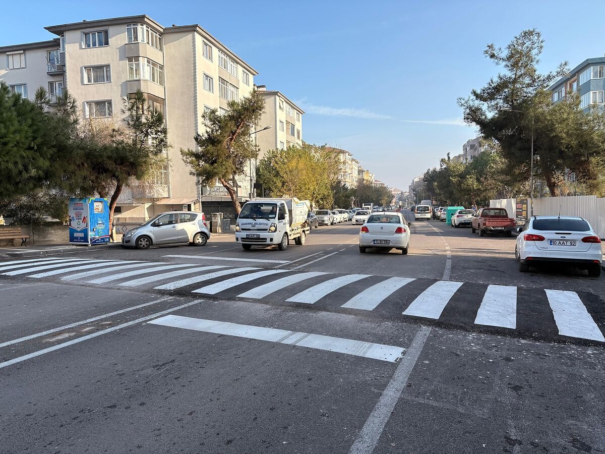 Bandırma’nın 3 Caddesinde Trafik Krizi 602925061 18339930577225400 5482553562415045724 n - Marmara Bölge Gazetesi