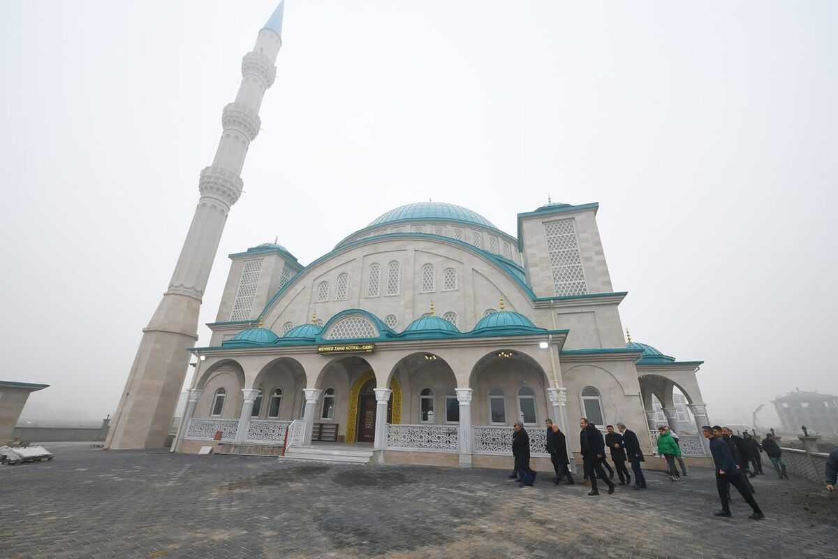 Balıkesir’de hayırsever desteğiyle yapımı sürdürülen Mehmet Zahit Kotku Camiinde çalışmalar