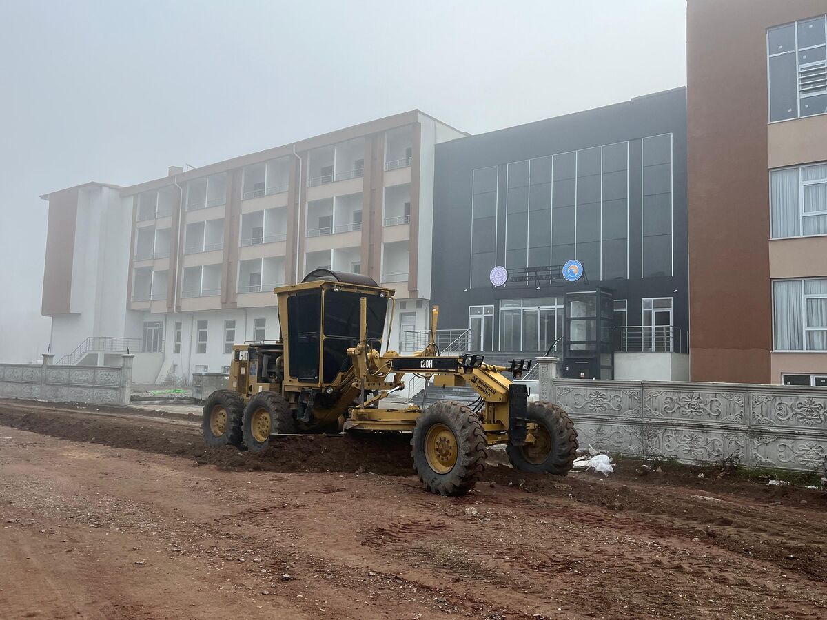 Bigadiç Belediyesi, Uygulama Otel önündeki alanı daha düzenli ve kullanışlı