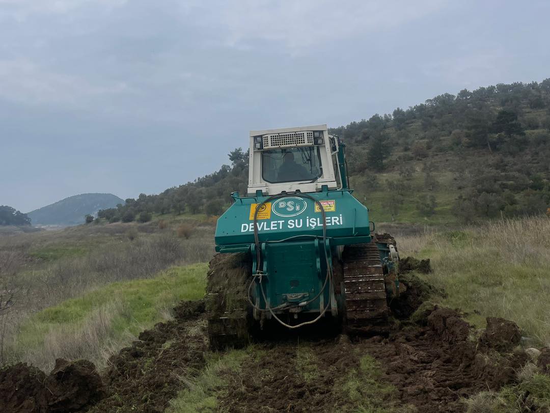 Havran Belediye Başkanı Emin Ersoy, DSİ tarafından zeytinlik alanlara ulaşımı