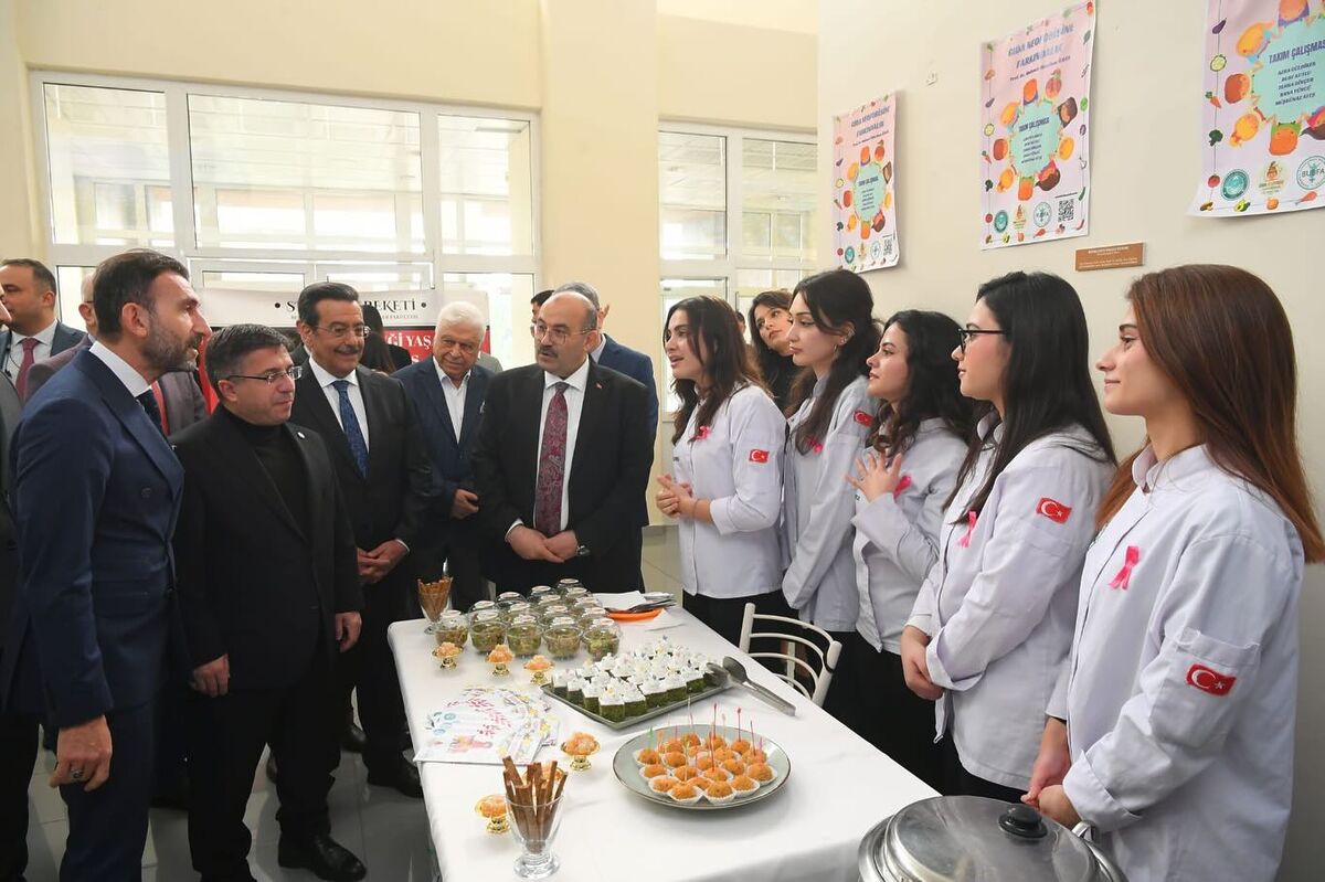Burhaniye’de Gençlik Projeleri Tanıtıldı! 604672025 18318952909222704 4509720538077810743 n - Marmara Bölge Gazetesi