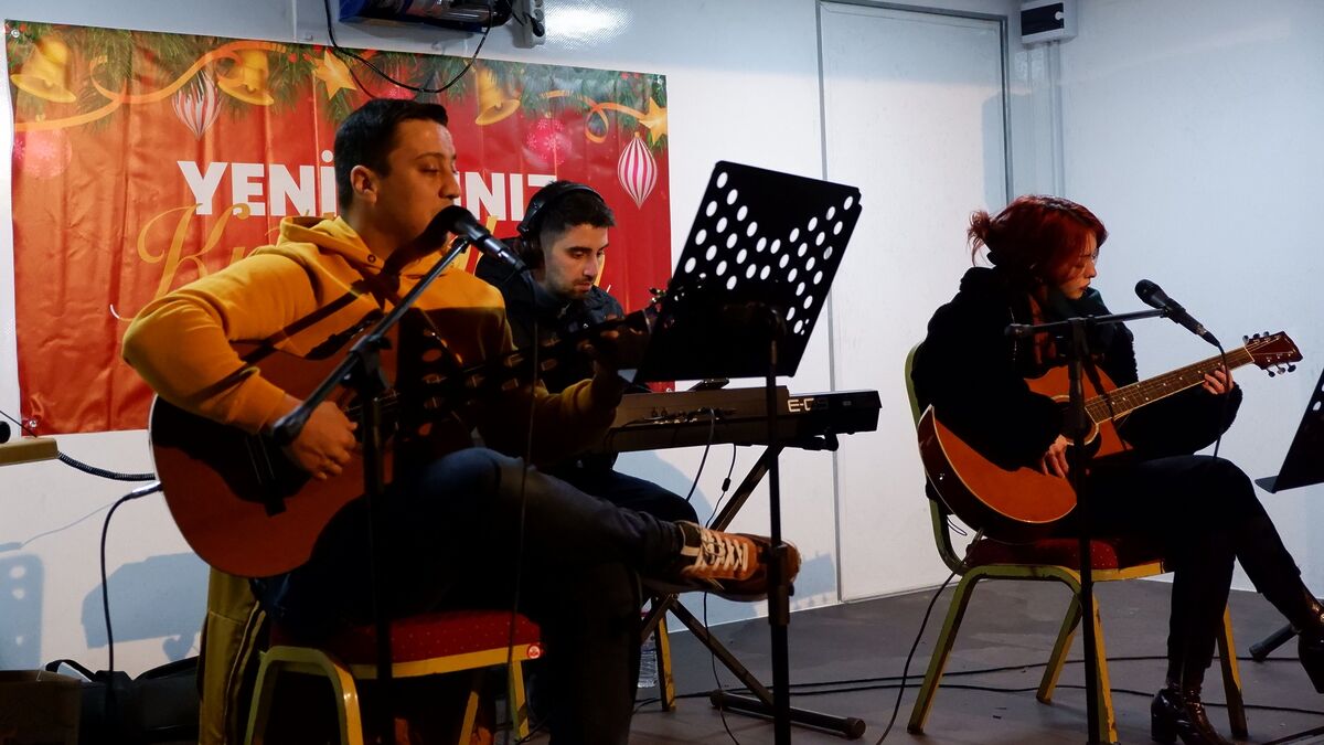 Sanat Sokağı’nda Yılbaşı Coşkusu Sürüyor! 604675289 1450944407034762 3905328356500452600 n 1 - Marmara Bölge Gazetesi