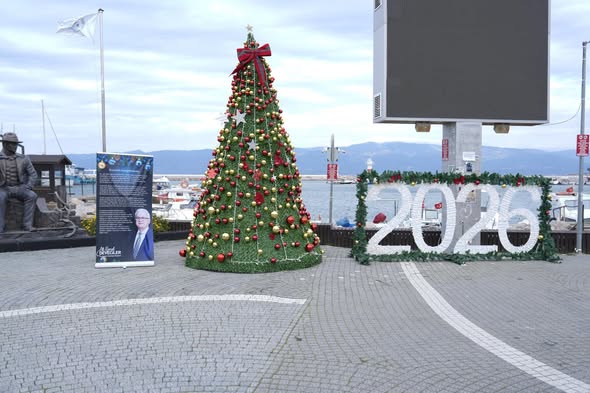 Burhaniye Belediyesi, 2025 yılının son günlerinde hayata geçirdiği yılbaşı süsleme