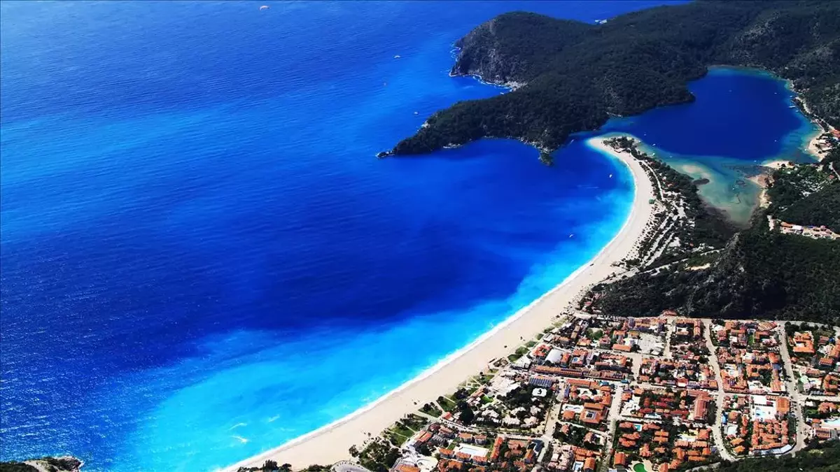 Muğla’nın dünyaca ünlü Ölüdeniz Plajı, turkuaz rengi ve yıl boyunca