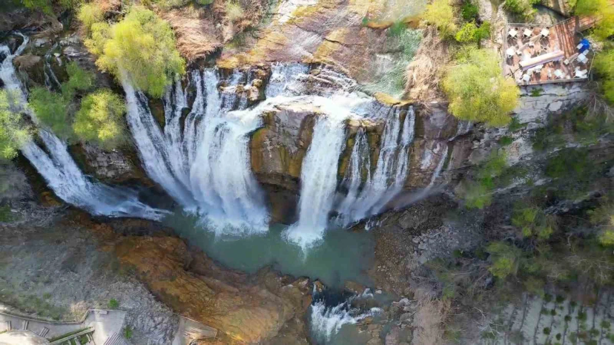 Erzurum’un Uzundere ilçesinde yer alan Tortum Şelalesi, Türkiye’nin en yüksek