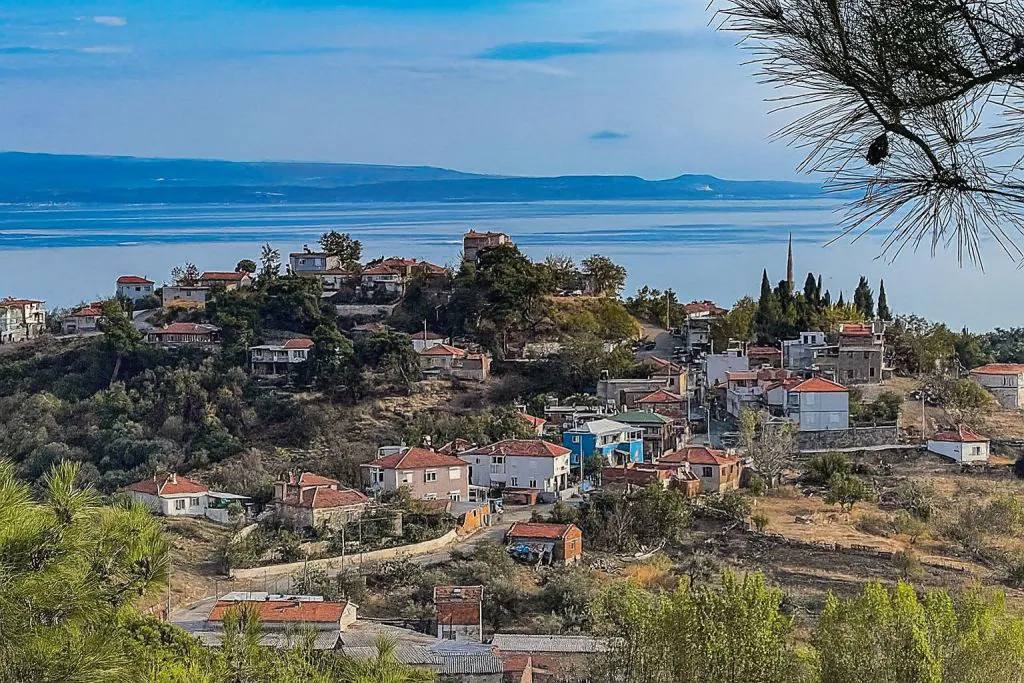 Kazdağları’nın eteklerinde, Edremit Körfezi’ne nazır konumlanan Kavlaklar Köyü; temiz havası,