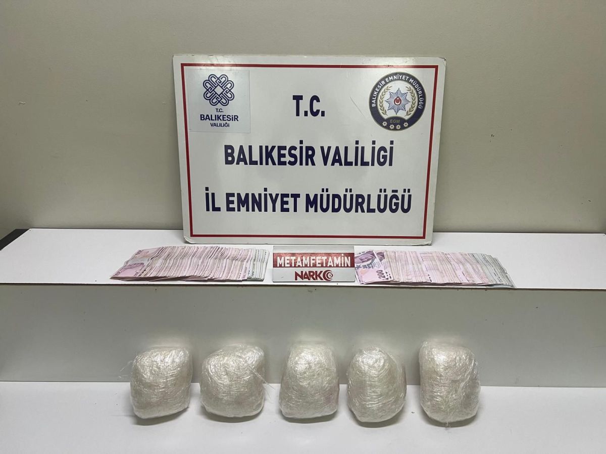 Balıkesir’in Edremit ilçesinde yılbaşı öncesi uyuşturucu ticaretini önlemeye yönelik gerçekleştirilen
