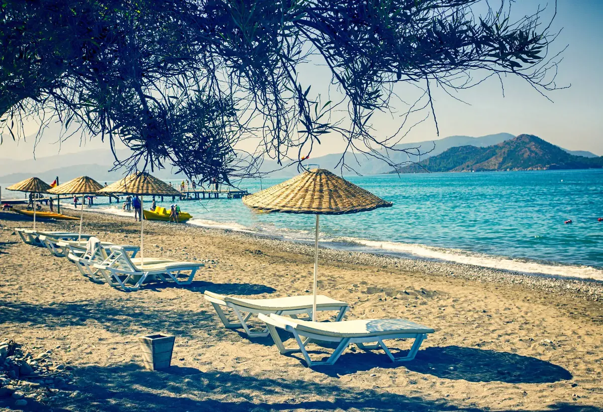 Muğla’nın sakin kıyılarından biri olan Akmaz Plajı, kalabalıktan uzak yapısı