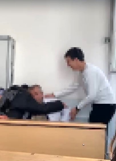 “Dedem” Deyip Makas Aldı! Öğrencinin Öğretmene Saygısızlığı Tepki Çekti AW591834 01 - Marmara Bölge Gazetesi