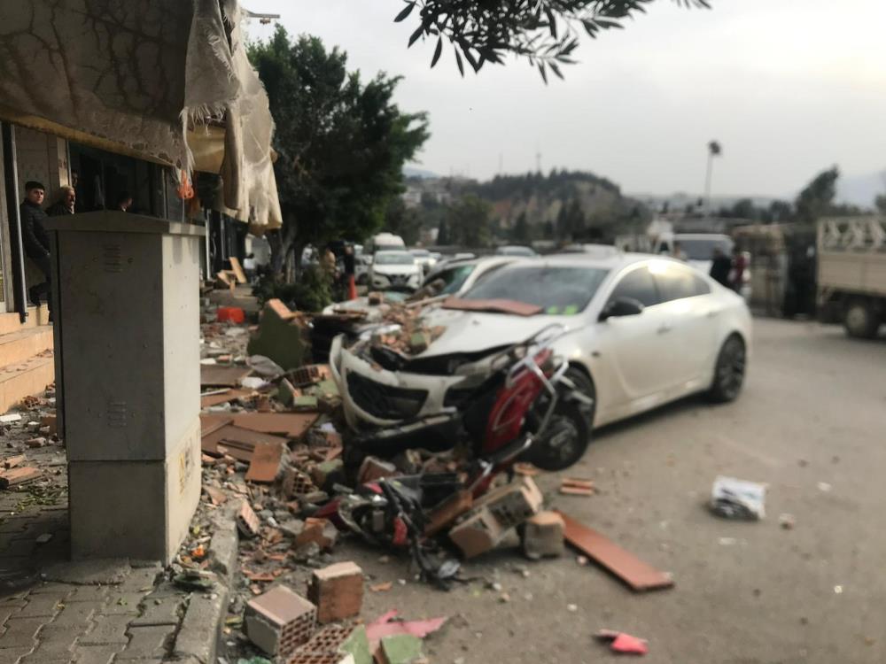 Apartman Duvarı Araçların Üzerine Yıkıldı! AW594393 02 - Marmara Bölge Gazetesi