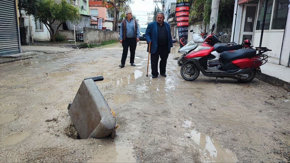 Belediye Yapmayınca Halk Yaptı: Çöken Yola Kanepe Koyarak Uyardılar AW595585 03 - Marmara Bölge Gazetesi