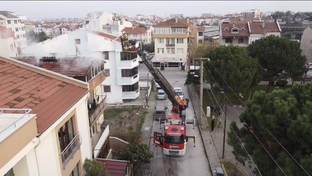 Balıkesir’in Karesi ilçesinde bir binanın çatısında yangın çıktı. Yangın,  itfaiye