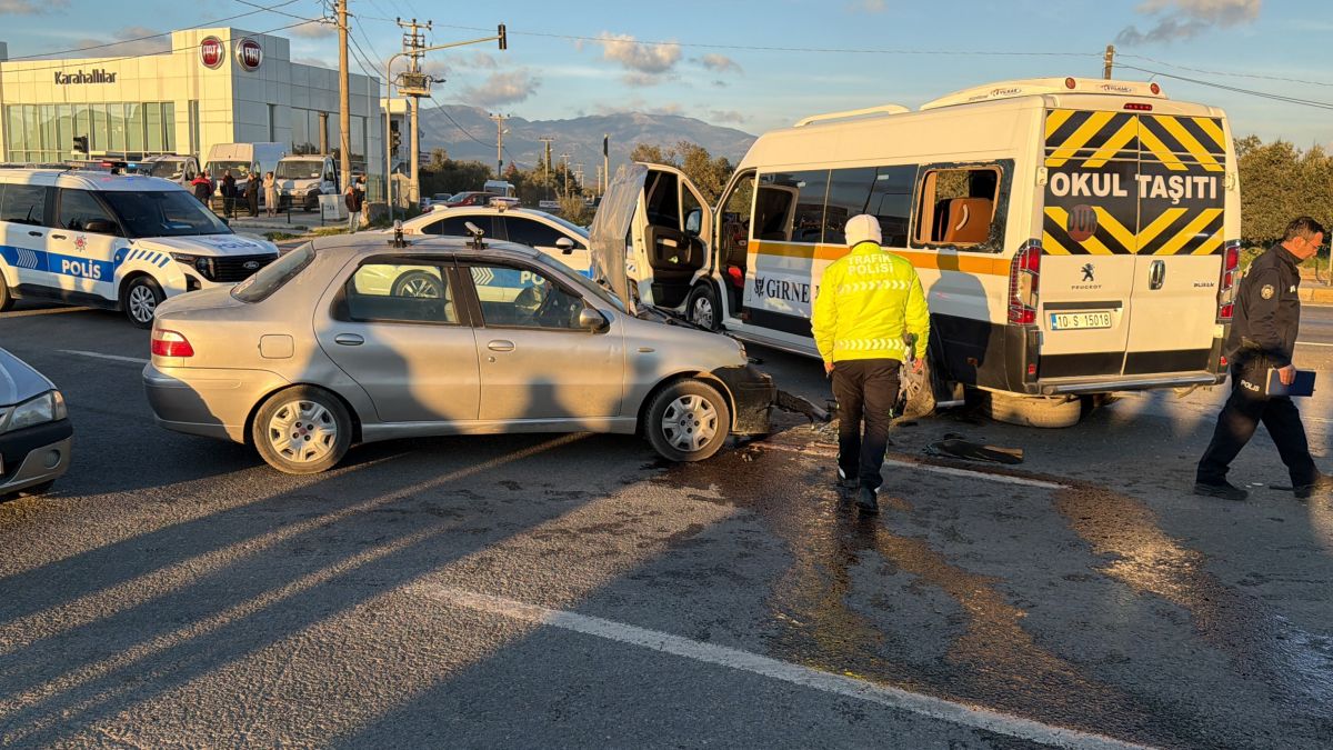 Edremit’te Öğrenci Servisi ile Otomobil Çarpıştı: 7 Yaralı AW599889 01 - Marmara Bölge Gazetesi