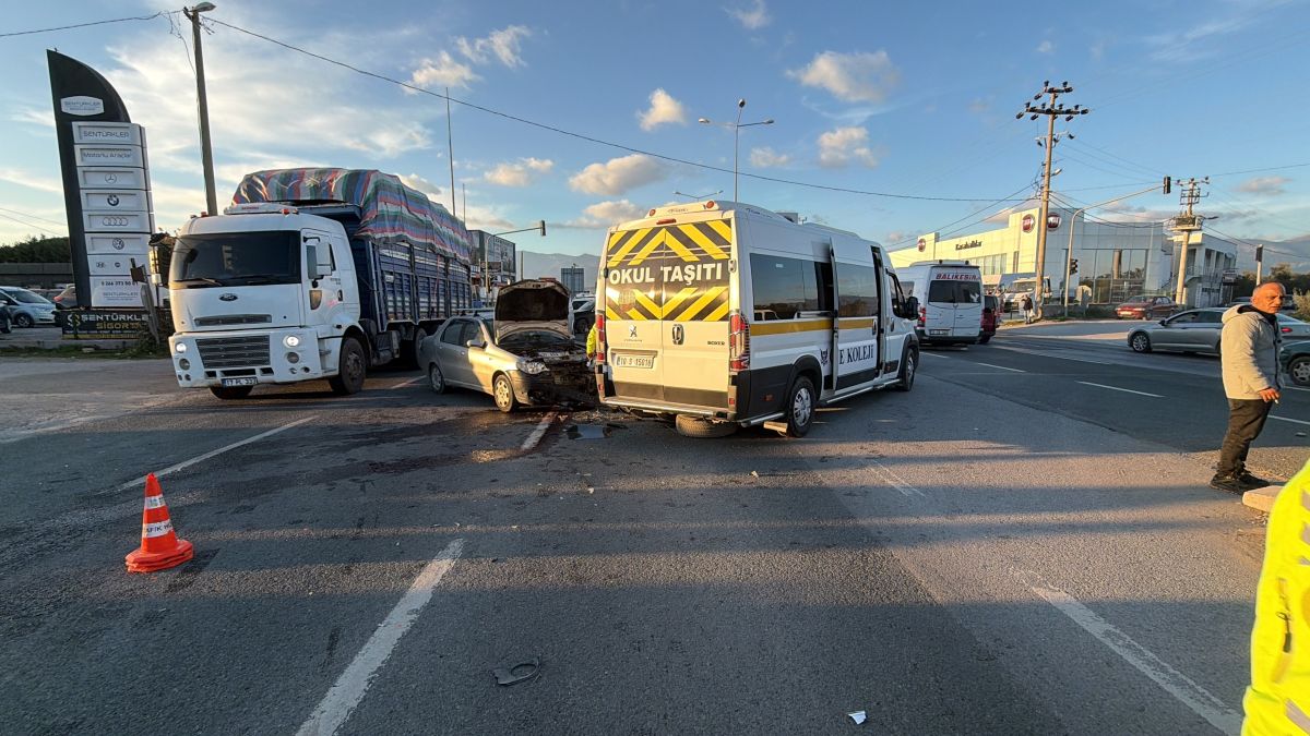 Edremit’te Öğrenci Servisi ile Otomobil Çarpıştı: 7 Yaralı AW599889 03 - Marmara Bölge Gazetesi