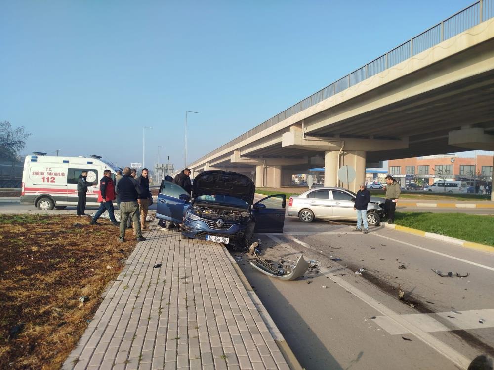 Balıkesir’in Bandırma ilçesinde bulunan 17 Eylül Mahallesi Korozman Kavşağı’nda iki