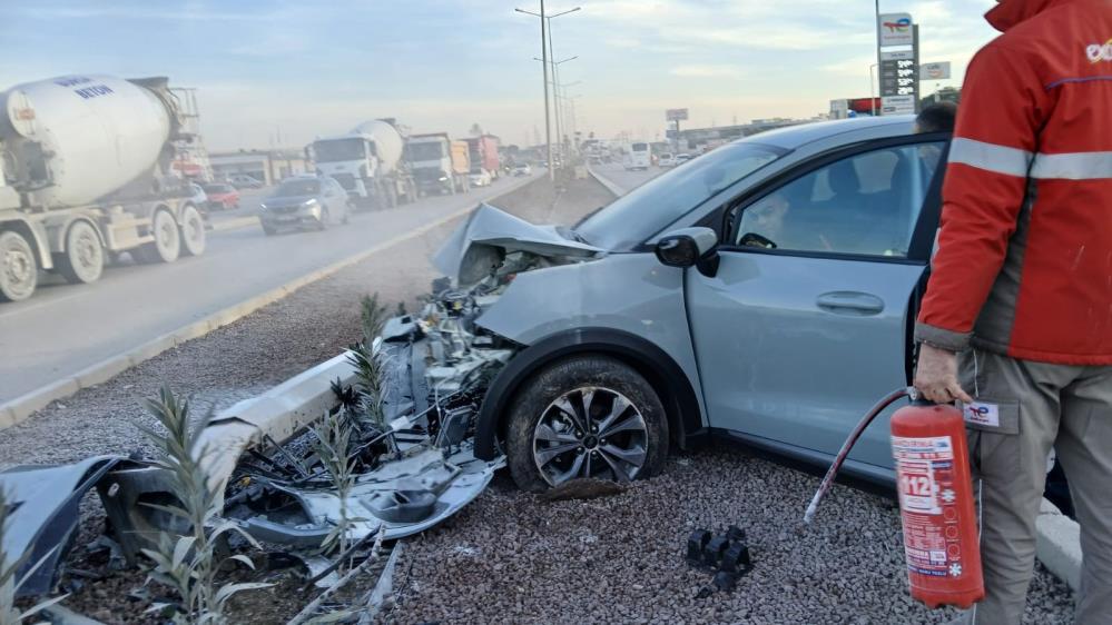 Bursa–Çanakkale karayolunda meydana gelen trafik kazasında, kontrolden çıkan bir otomobil