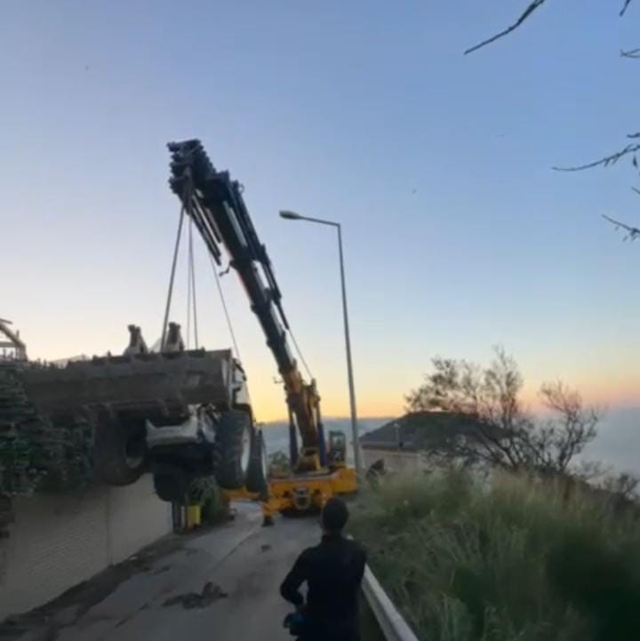 Milyonluk Kepçe Vinçten Düşüp Yere Çakıldı! AW602137 03 - Marmara Bölge Gazetesi