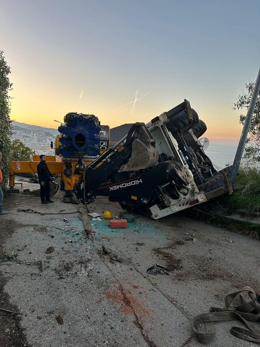 Milyonluk Kepçe Vinçten Düşüp Yere Çakıldı! AW602137 04 - Marmara Bölge Gazetesi