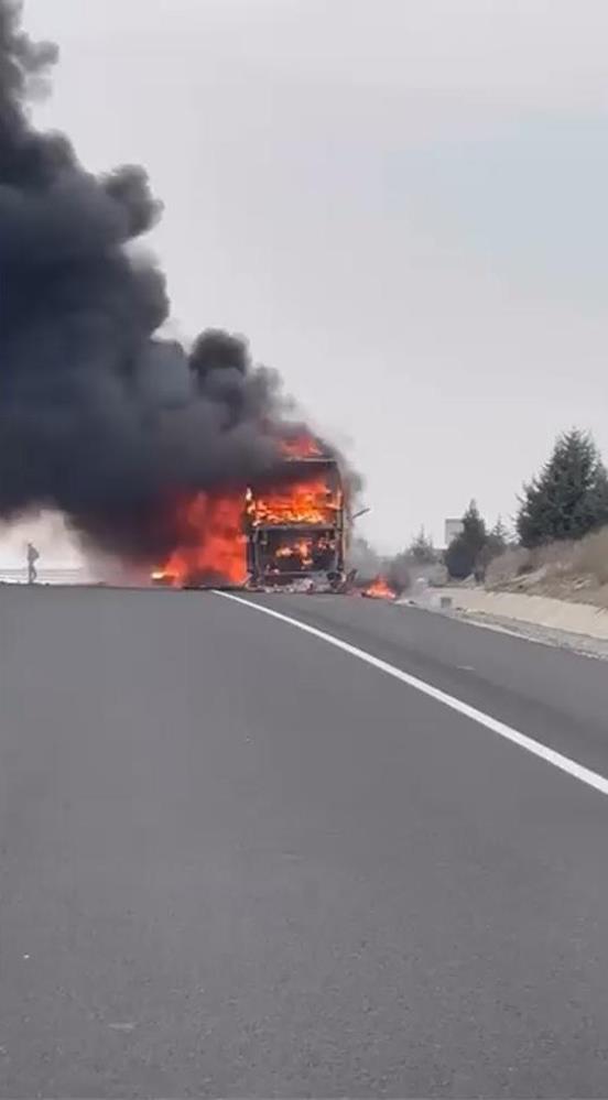 Seyir Halindeki Yolcu Otobüsü Alev Aldı AW603510 02 - Marmara Bölge Gazetesi