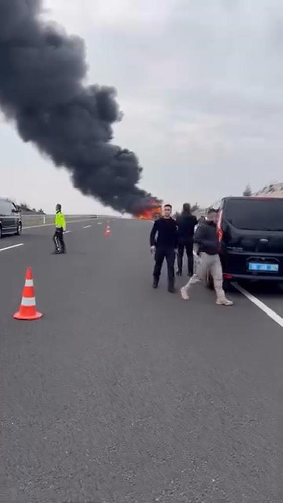 Seyir Halindeki Yolcu Otobüsü Alev Aldı AW603510 03 - Marmara Bölge Gazetesi