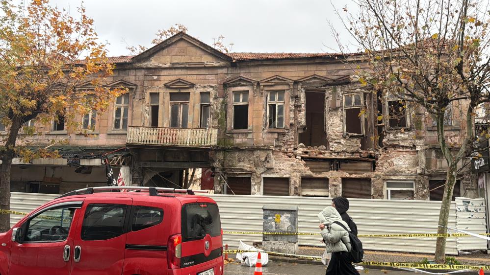 Balıkesir’in Edremit ilçesinde etkili olan sağanak yağış, kentin simge yapılarından