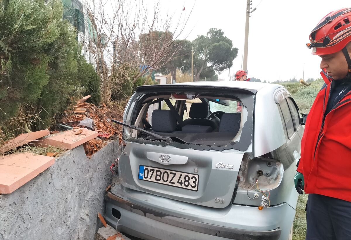 Altıeylül’de Otomobil Şarampole Uçtu: 1 Yaralı AW608089 03 - Marmara Bölge Gazetesi