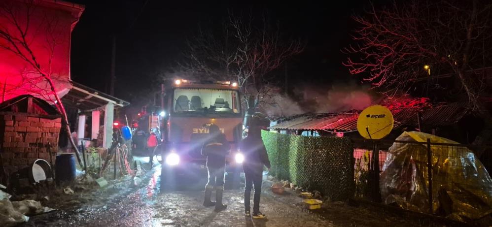 Balıkesir’in Manyas ilçesinde tek katlı müstakil bir evde çıkan yangın