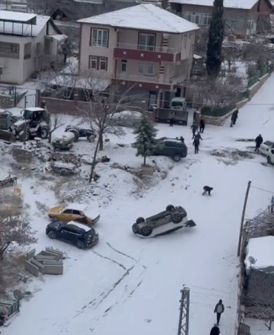 Buz Pistine Dönen Yolda Korkutan Kaza! AW608569 01 - Marmara Bölge Gazetesi