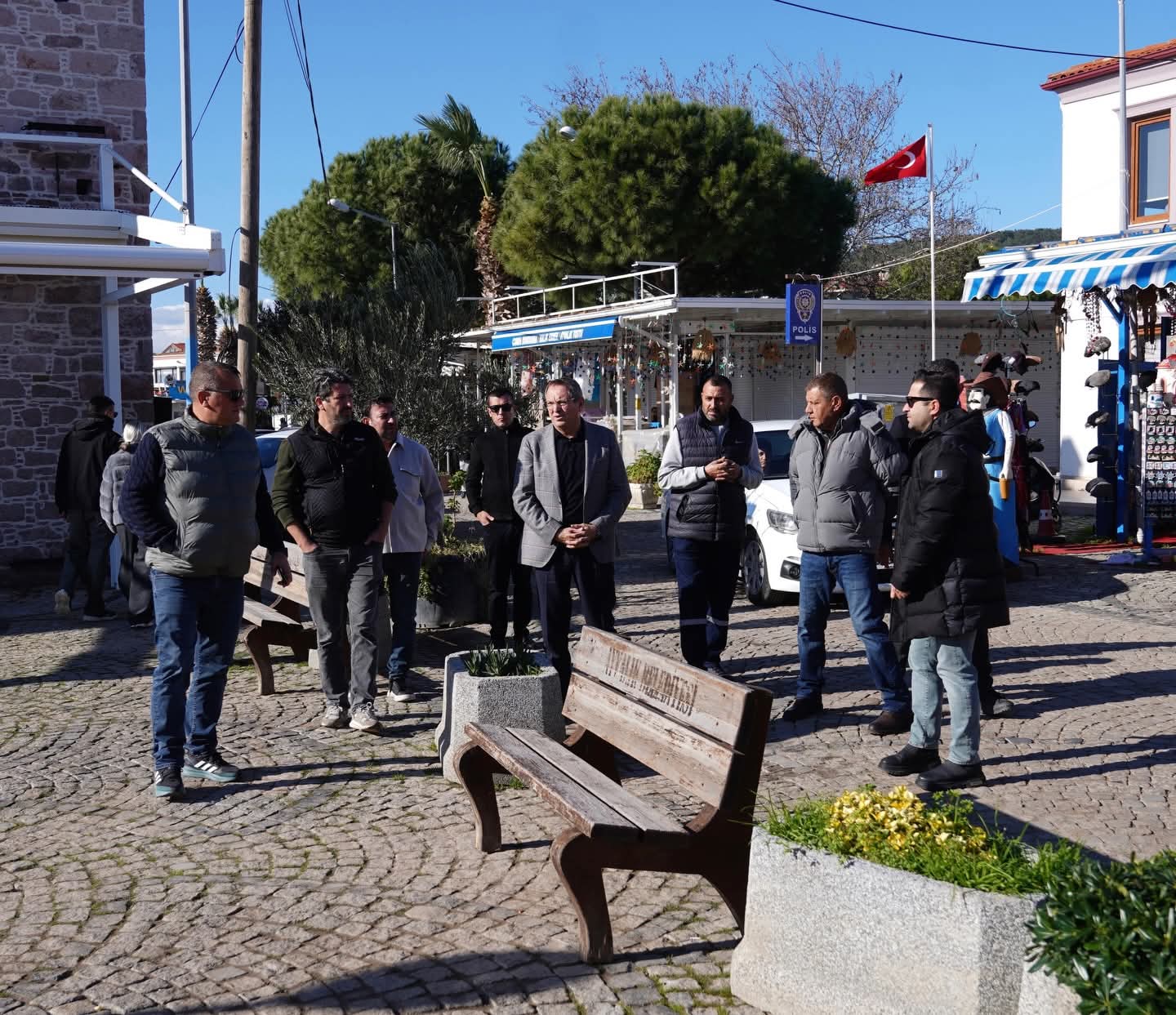 BASKAN MESUT ERGIN CUNDA ALIBEY ADASINDA ESNAF VE VATANDASLARLA BULUSTU 5 - Marmara Bölge Gazetesi