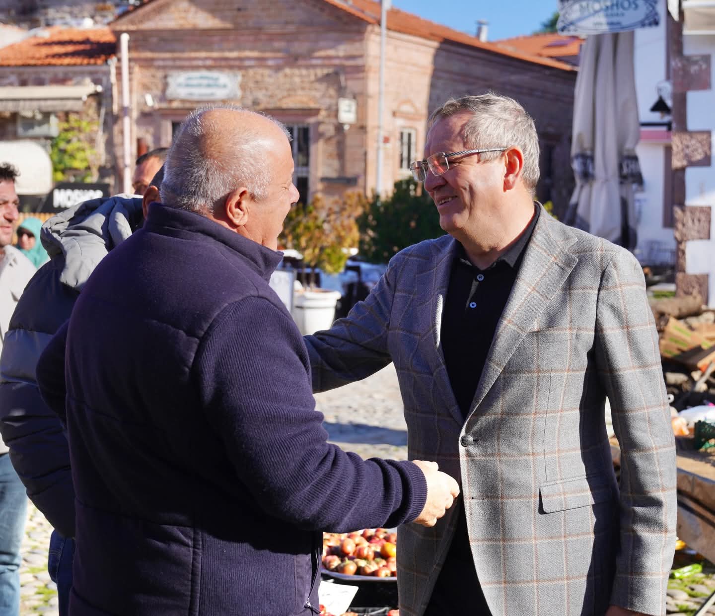 BASKAN MESUT ERGIN CUNDA ALIBEY ADASINDA ESNAF VE VATANDASLARLA BULUSTU 8 - Marmara Bölge Gazetesi