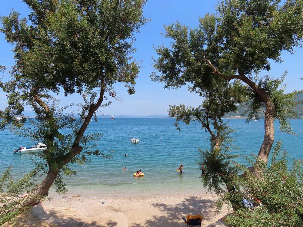 Bodrum’un sakin koylarından biri olan Torba Plajı, berrak denizi ve