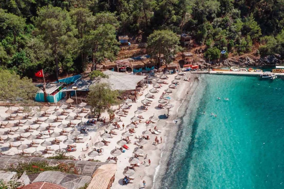 Muğla'nın Fethiye ilçesinde bulunan Boncuklu Koyu, son yıllarda doğal güzellikleriyle