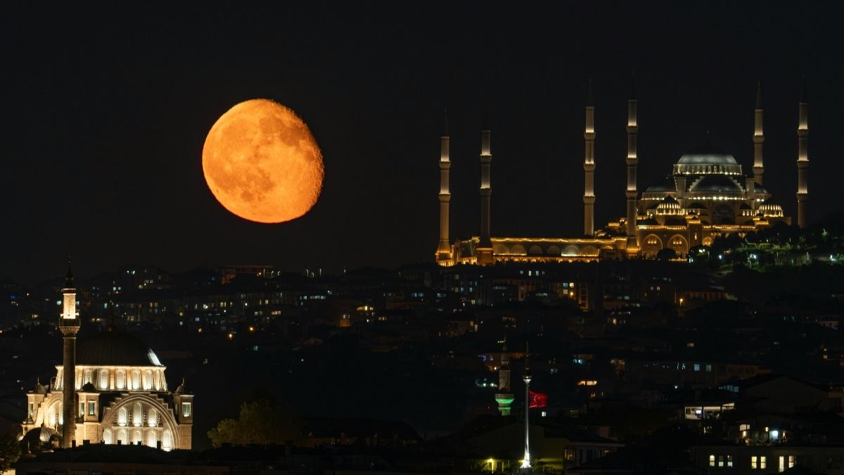 Diyanet’in 2025 dini günler takvimiyle Regaip Kandili’nin tarihi netleşti. Üç