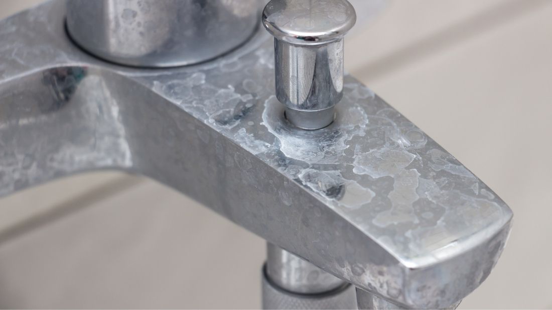 Evlerde en sık karşılaşılan sorunlardan biri olan lavabo kireçlenmesi, hem