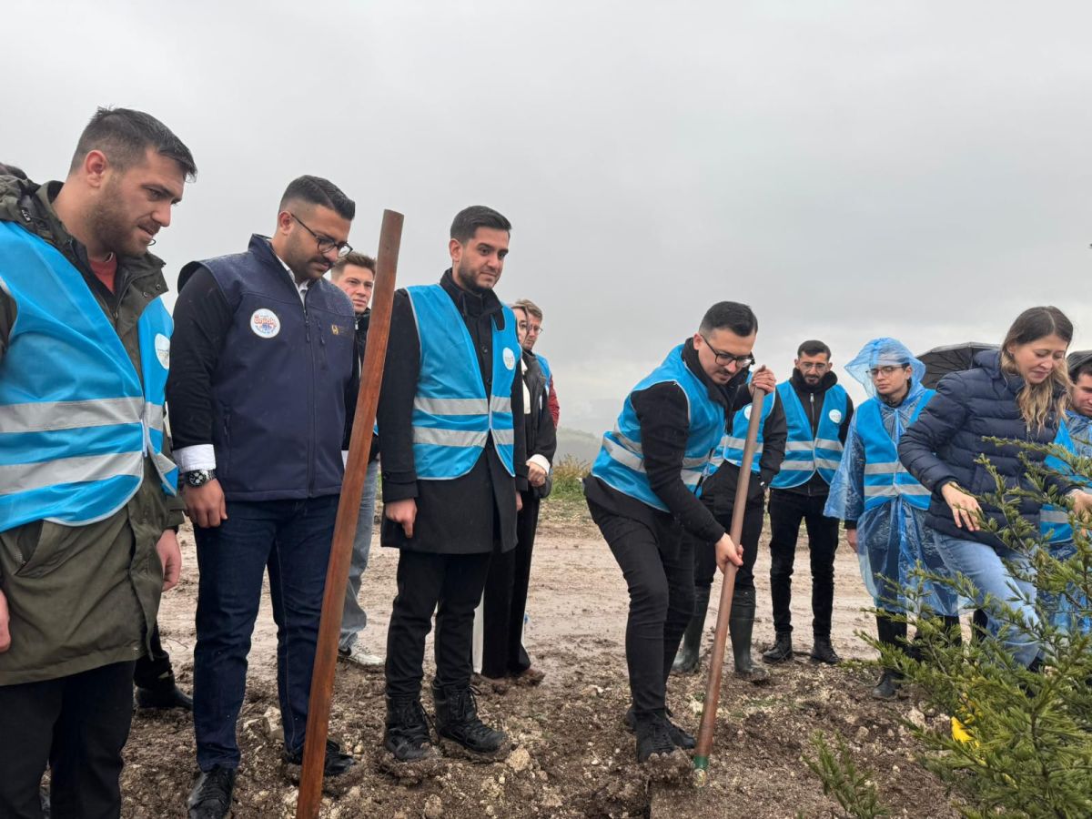 AK Parti Gençlik Kolları Hatıra Ormanı’na Yüzlerce Fidan Ekti WhatsApp Image 2025 12 08 at 13.28.33 - Marmara Bölge Gazetesi